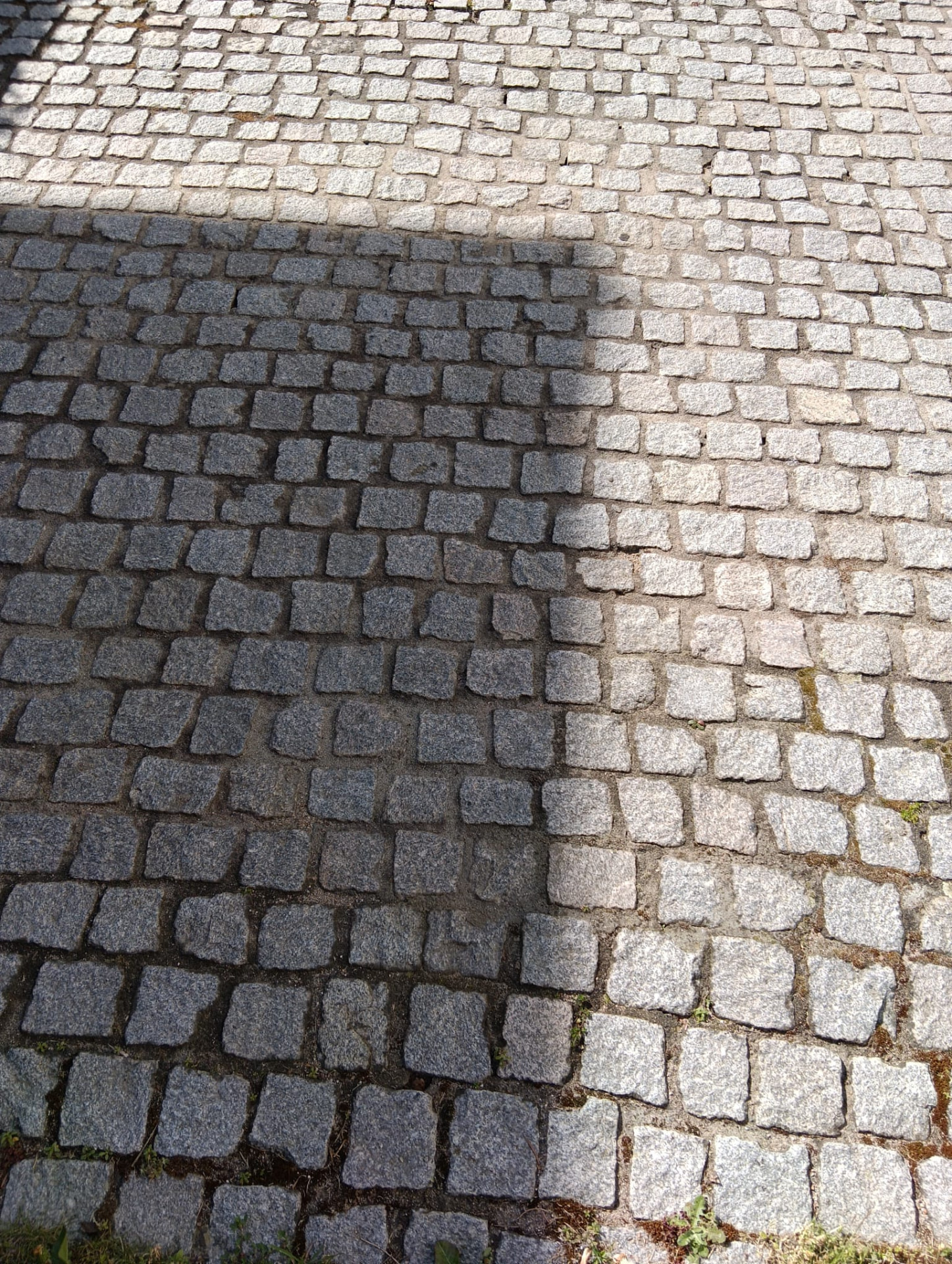 Detailansicht von verlegtem Granitkleinpflaster in zwei Grautönen
